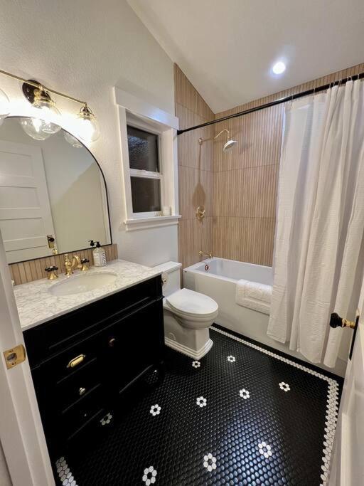 Brand New Custom Built Cottage In Downtown W/Pool! Salem Eksteriør billede